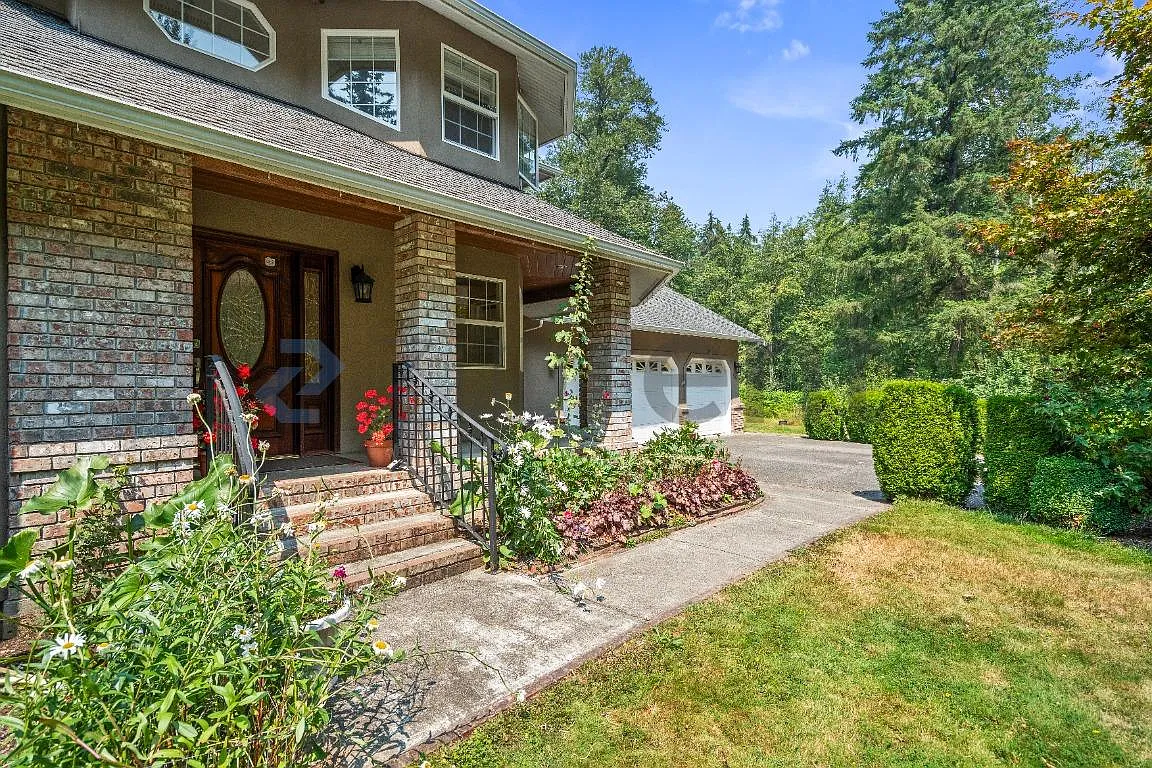 5 bed, 2.5 bath, 2520 sqft, $4,590 — Photo 3