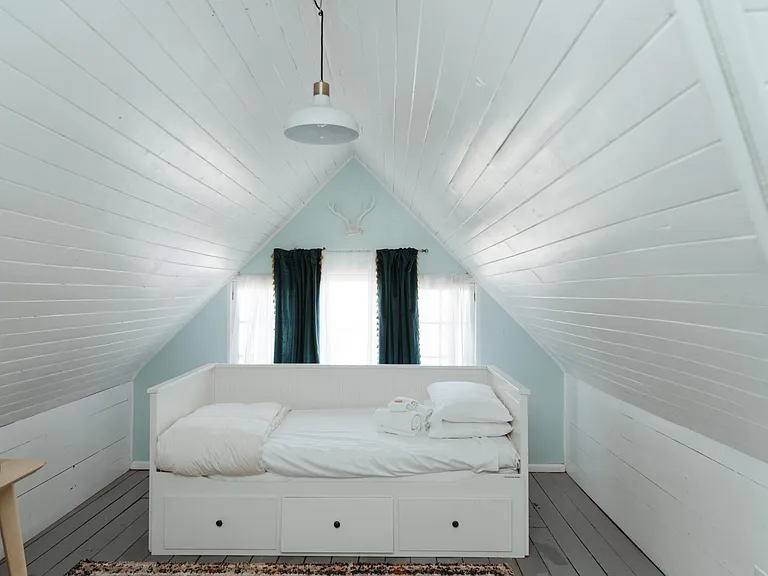 bedroom (upstairs)