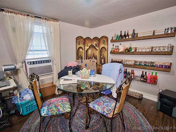 5th image of 976 W Summit St