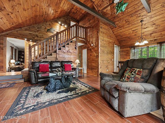 5th image of 425 Hemlock Ln