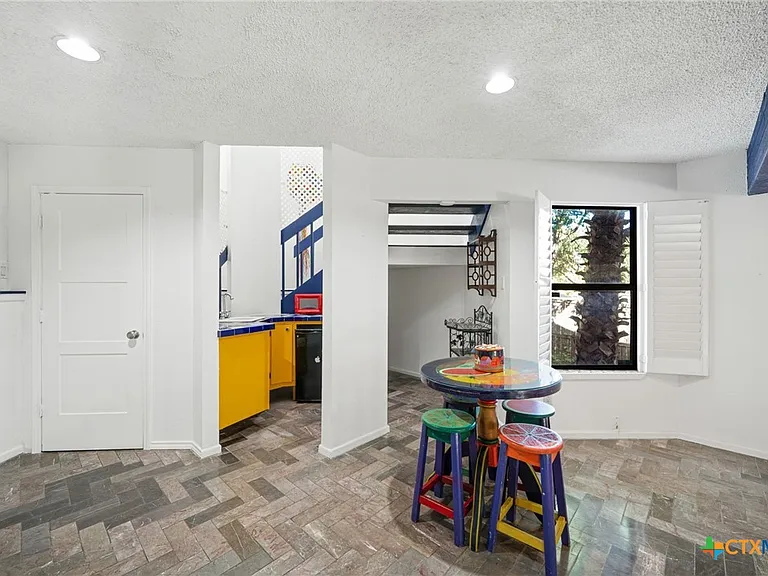590 Cross River St — Photo 11