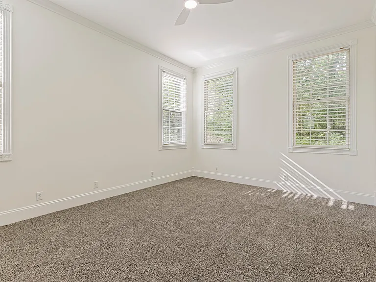 604 Clayborne Ct — Photo 31