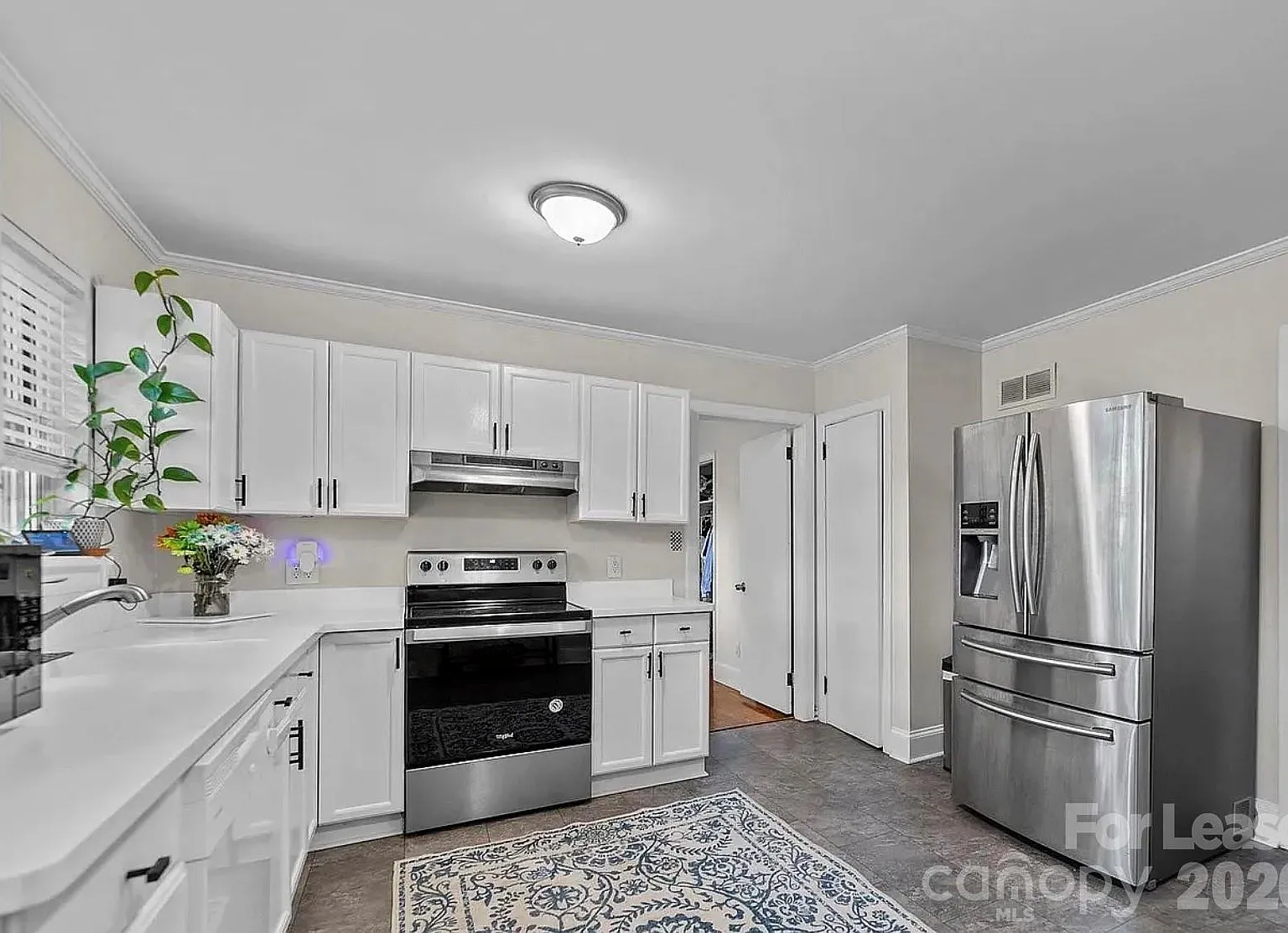 3 bed, 1.0 bath, 1149 sqft, $1,999 — Photo 2