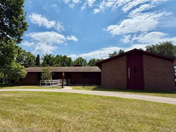 2360 Lerwick Ln, Milford, MI 48381