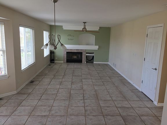 Family rm, fireplace & niche