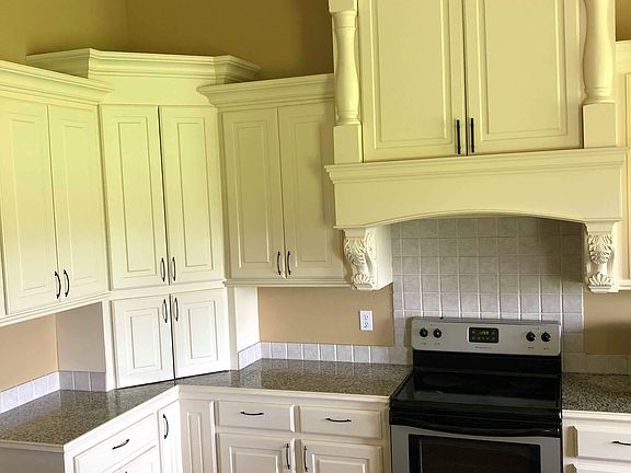 Kitchen, stove included