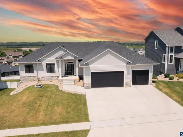 1624 W Legacy Dr, Brandon, SD 57005