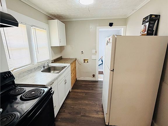4th image of 411 Benning St