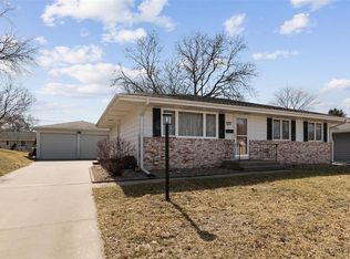 1915 Country Club Dr, Marion, IA 52302