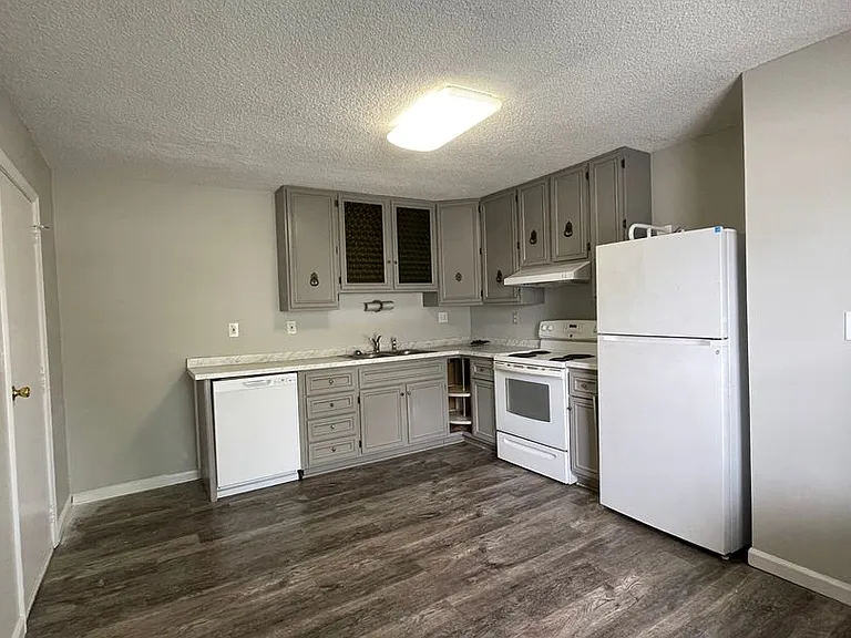 2105 Brady Ln — Photo 1