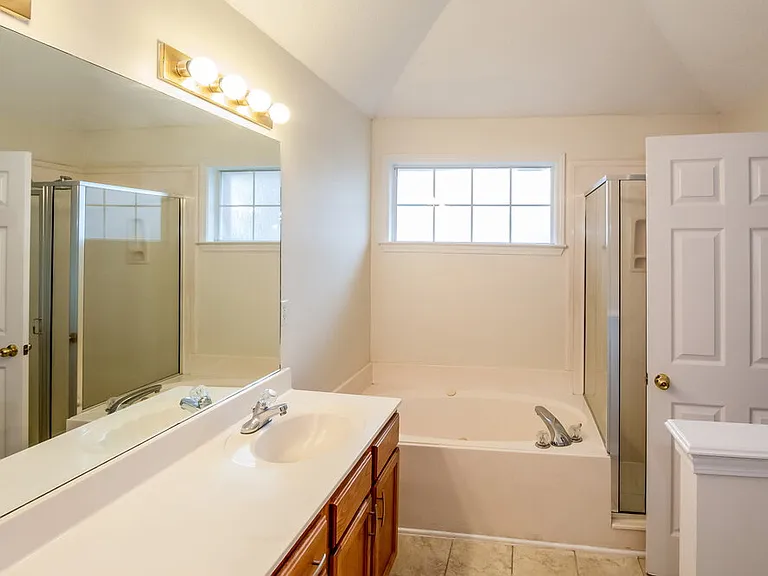 3920 Paramount Cv — Photo 11