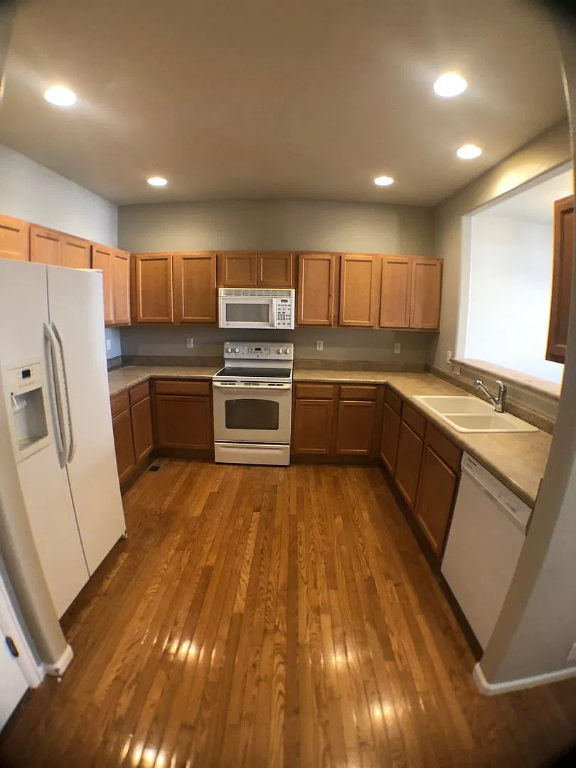 Townhome in gated complex — Photo 2