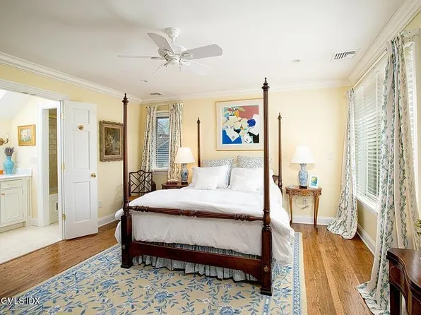 208 W Lyon Farm Dr #208, Greenwich, CT 06831