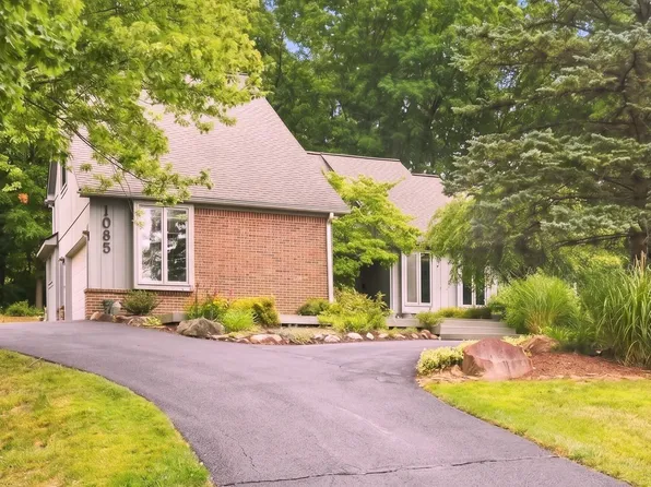 1085 Bear Creek Ct, Rochester, MI 48306