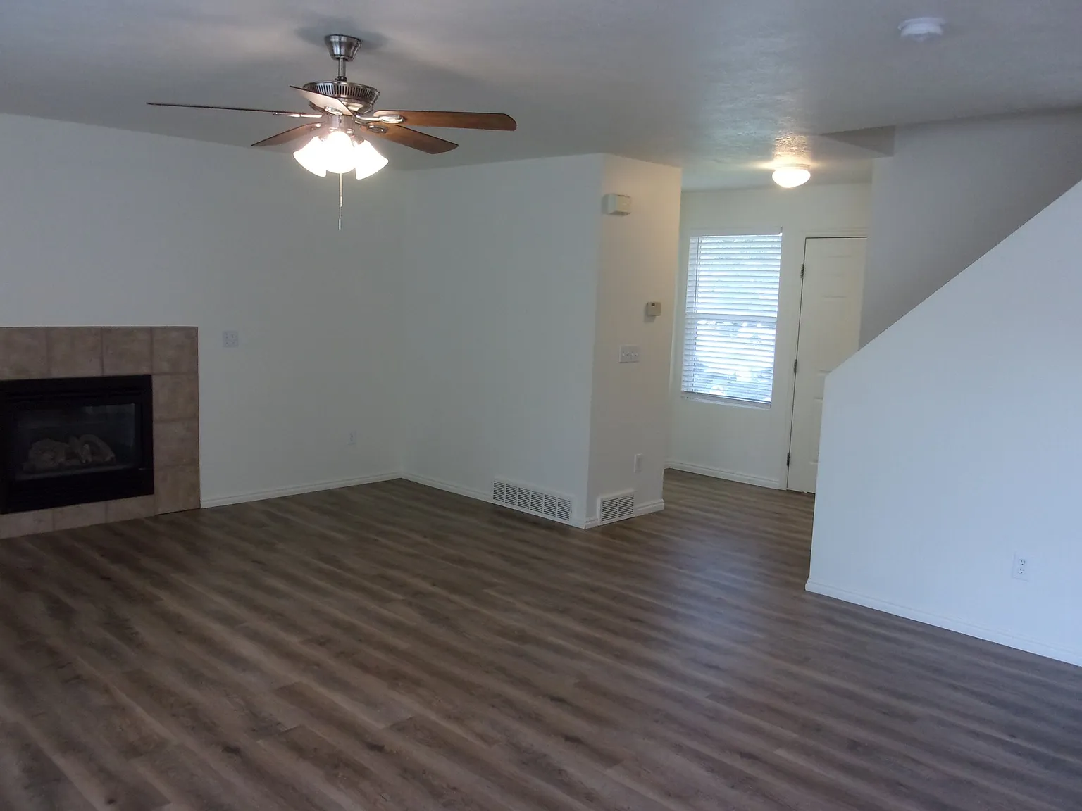 Spacious 3 bedroom 3.5-bath Stand-Alone Home — Photo 3