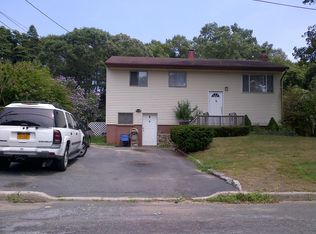 3 Patricia Rd, East Patchogue, NY 11772