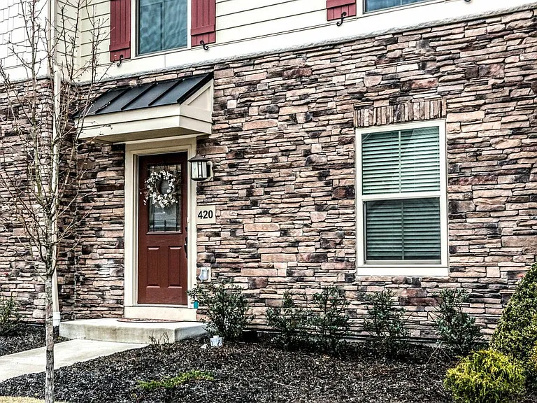 420 Fairmont Dr — Photo 2