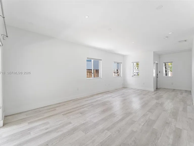 379 NE 31st Ave — Photo 5