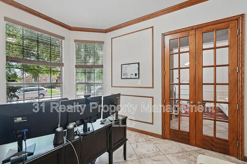 5 bed, 3.5 bath, 3398 sqft, $3,200 — Photo 3