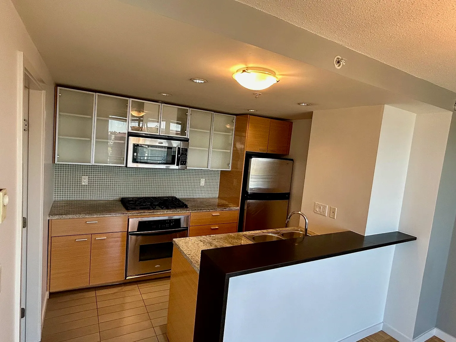 2 bed, 920 sqft, $3,750 — Photo 3