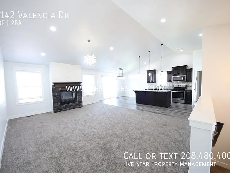 1142 Valencia Dr — Photo 2