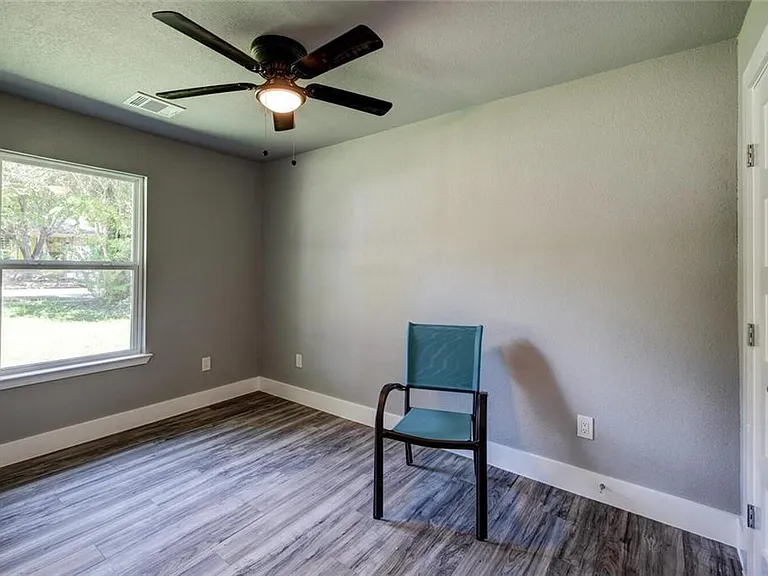 2321 Lakehurst Dr — Photo 15