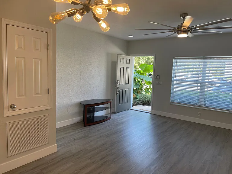 4441 SW 49th Ave — Photo 6