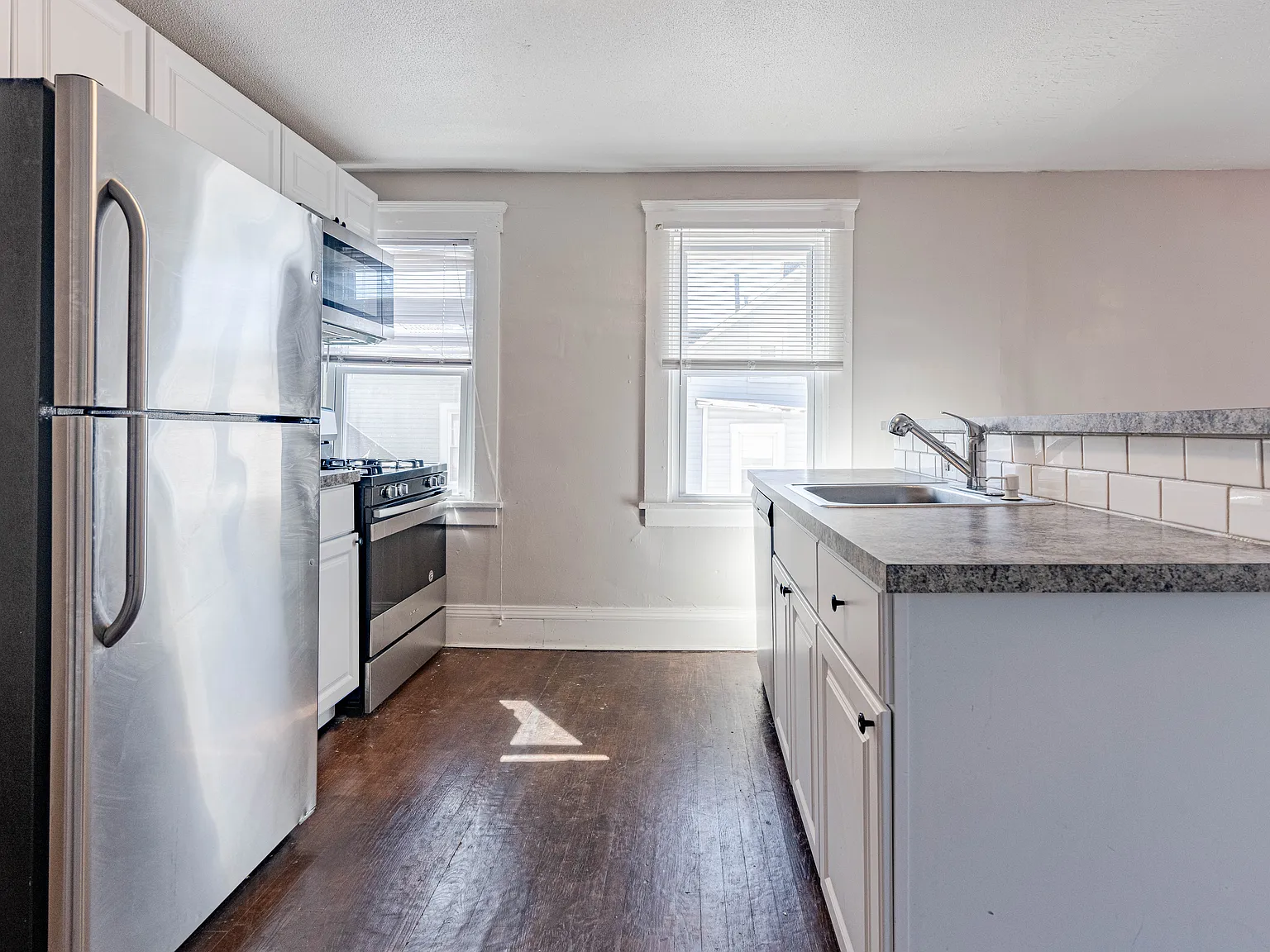 3 bed, 1255 sqft, $2,495 — Photo 4