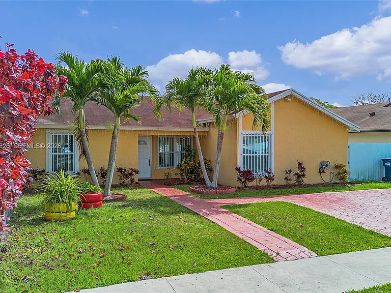 12622 SW 211th Ter — Photo 1