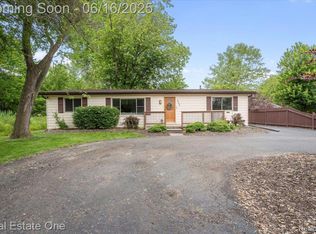 20558 Meridian Rd, Grosse Ile, MI 48138