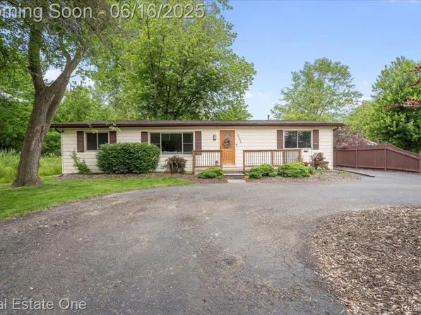 20558 Meridian Rd, Grosse Ile, MI 48138