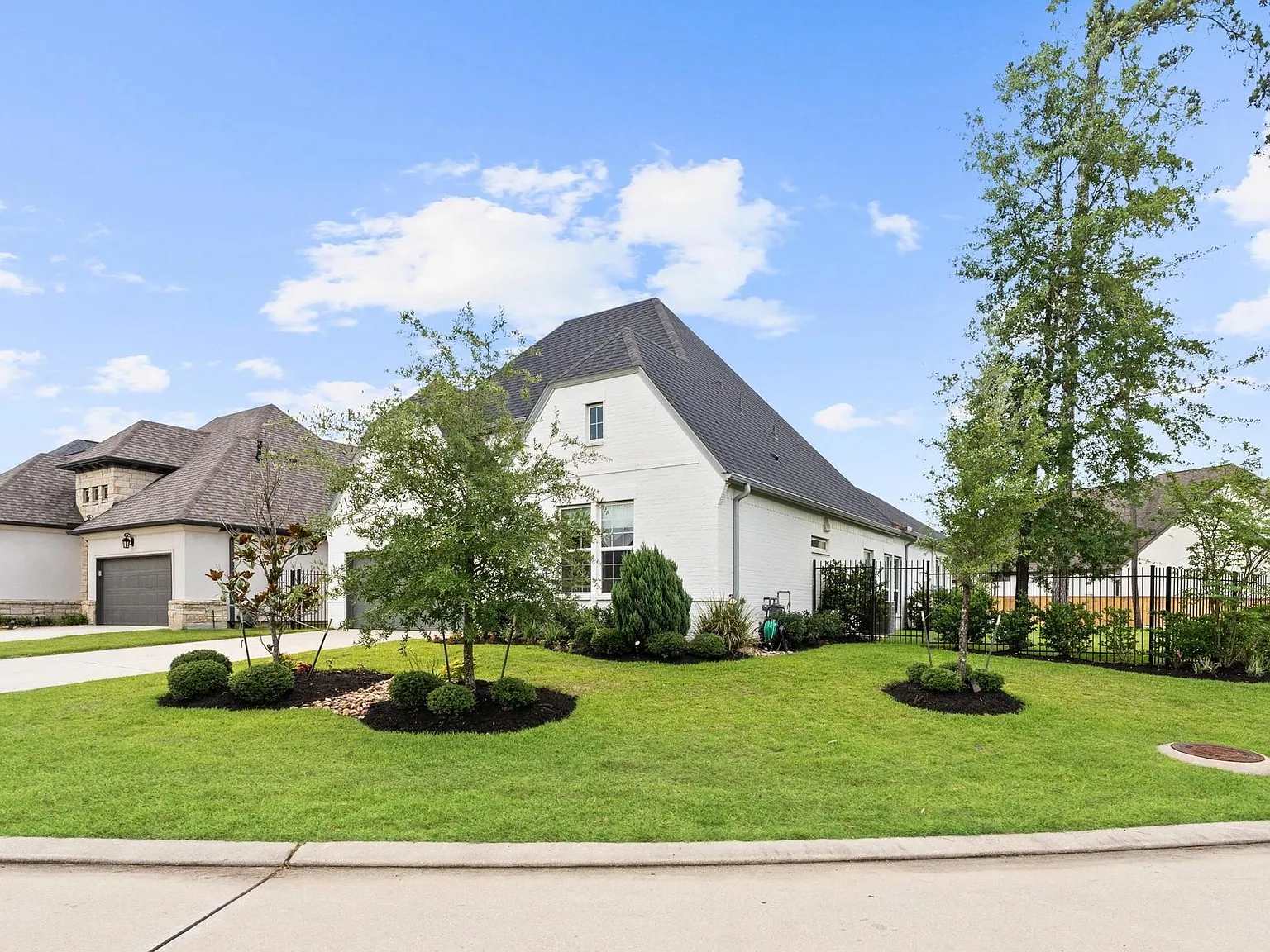 4 bed, 3.5 bath, 2477 sqft, $5,800 — Photo 3