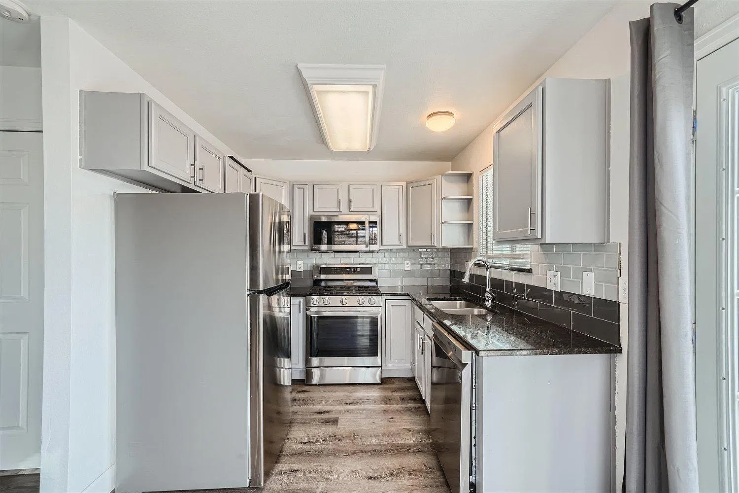 3 bed, 1100 sqft, $2,400 — Photo 4