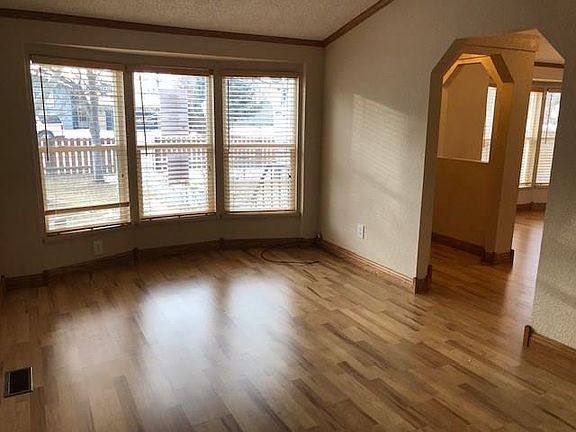 4th image of 610 1st St SE