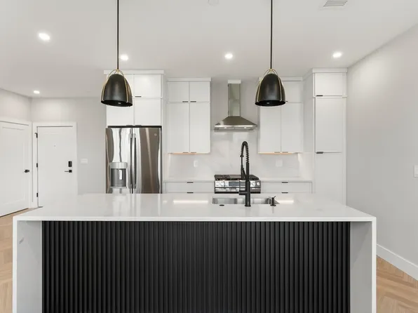 106 Moore St #4, Boston, MA 02128