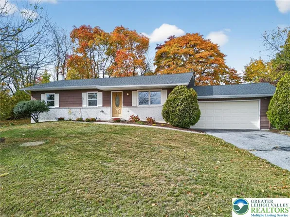 7340 W Hillcrest Ln, Slatington, PA 18080