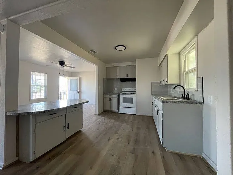 306 NE Gary Ave — Photo 7