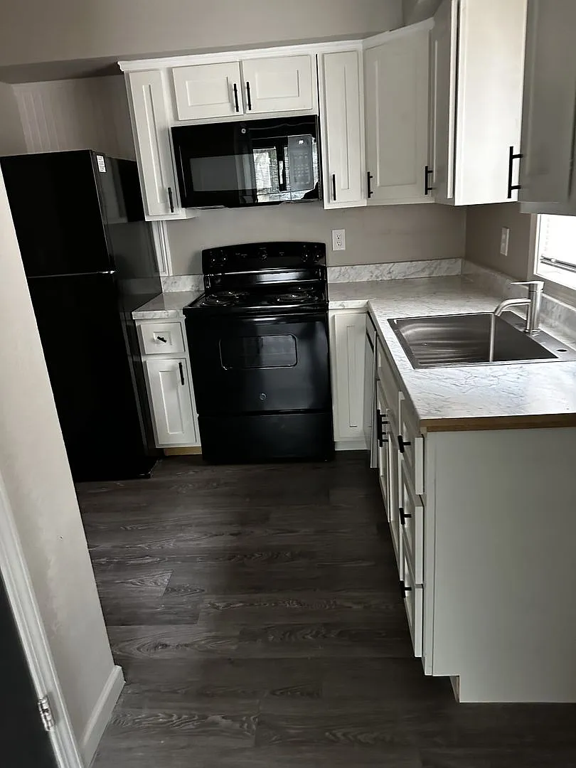 1905 Nettleton Duplex — Photo 1