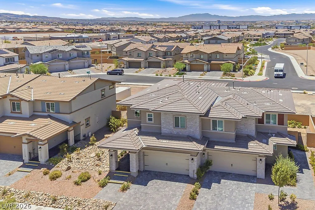 3 bed, 2.5 bath, 1705 sqft, $2,450 — Photo 4