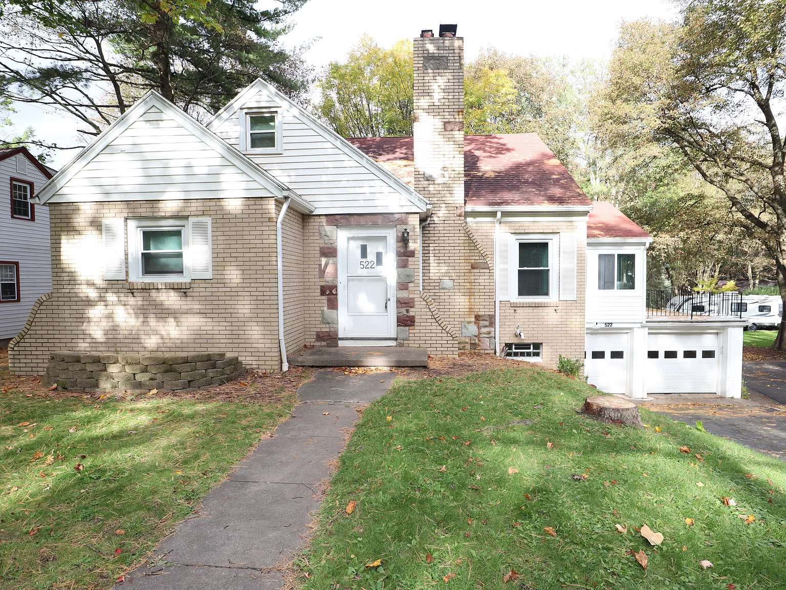3 bed, 1.5 bath, 1477 sqft, $2,595 — Photo 2