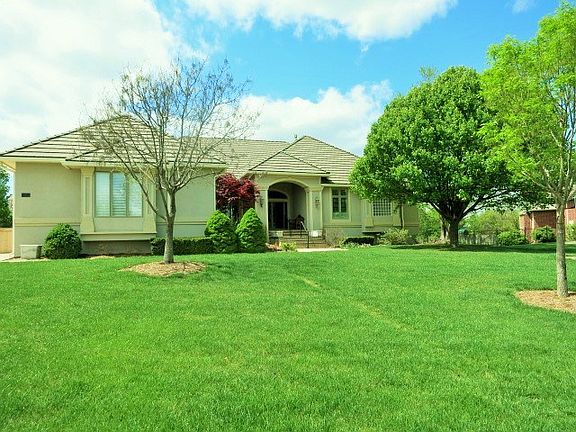 3rd image of 1131 N Glenmoor Ct