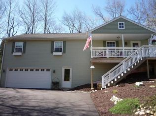 S108W29883 Pickering Dr, Mukwonago, WI 53149