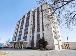 141 N La Grange Rd APT 301, La Grange, IL 60525