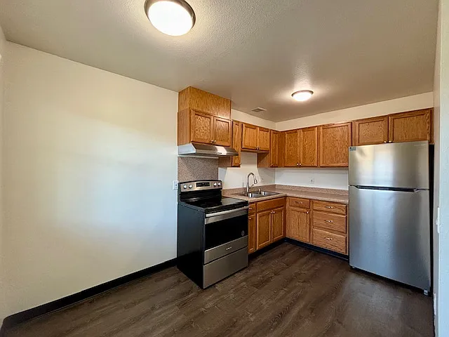 Carmel Ave Apartments — Photo 16