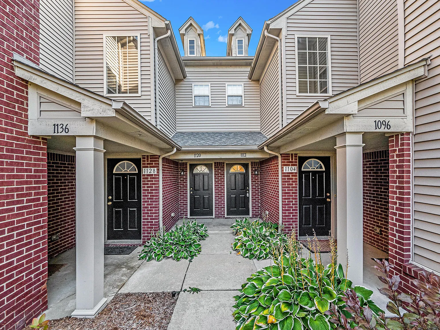 2 bed, 2.0 bath, 1335 sqft, $2,000 — Photo 1