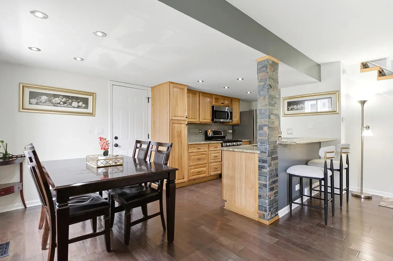 2 bed, 966 sqft, $1,950 — Photo 4