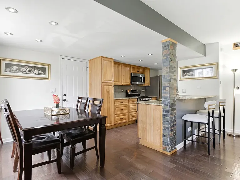 2S734 Winchester Cir W #3 — Photo 4