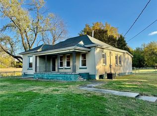 595 E North St, Corder, MO 64021