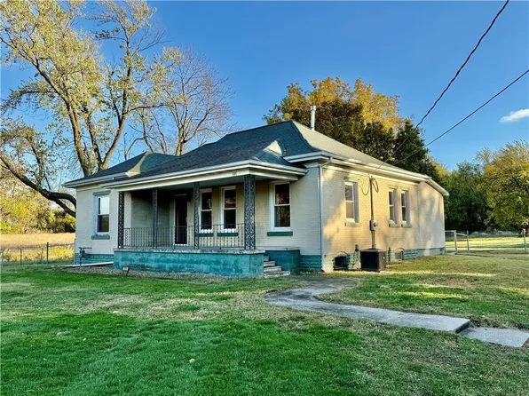 595 E North St, Corder, MO 64021