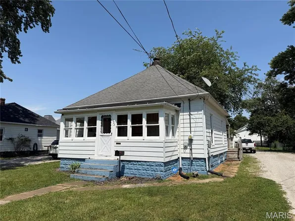 622 S Wood St, Staunton, IL 62088
